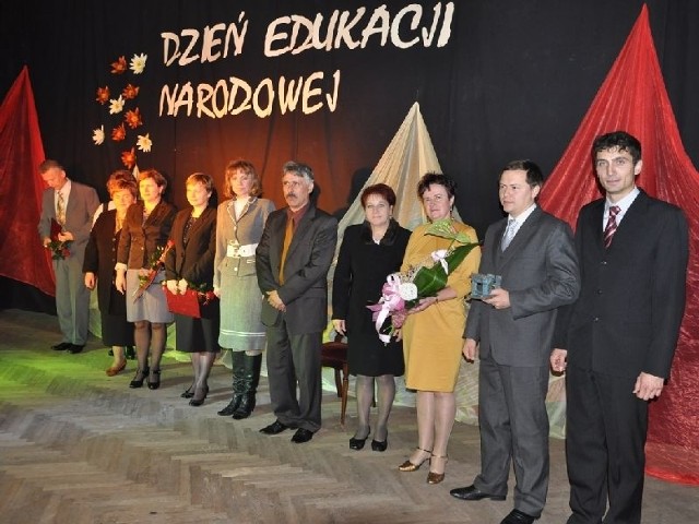 Nagrody burmistrza przyznano pięciu pedagogom. Na zdjęciu z  wiceburmistrzem Andrzejem Głogowskim,  prezes ZNP Teresą Polak i radnymi.
