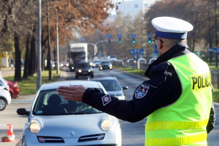 Omijanie pojazdu, który jechał w tym samym kierunku, lecz zatrzymał się w celu ustąpienia pieszym