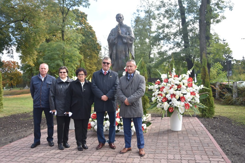 W Solcu Kujawskim stanął pomnik ks. Jerzego Popiełuszki. W...