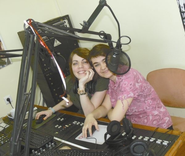 Studentki Agnieszka Zbytnik i Ania Śpiechowicz prowadzą audycje w Radio-Sygnałach. Niedługo fachu radiowca będą się tam uczyć ich koledzy z dziennikarstwa.