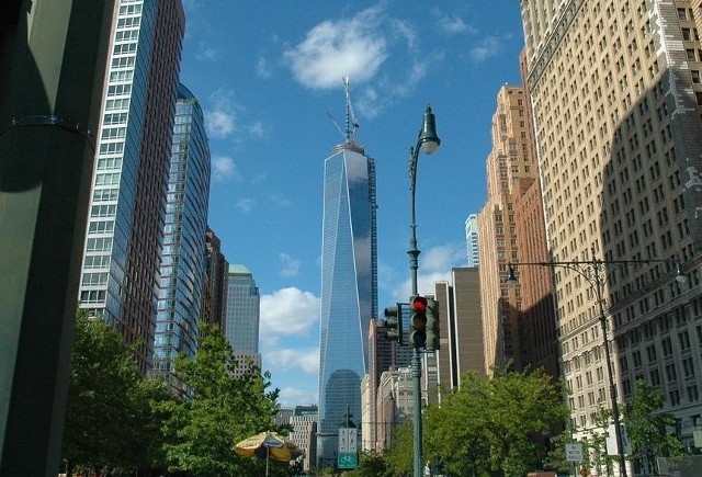 Budynek stanął w miejscu dawnych drapaczy chmur World Trade Center.
