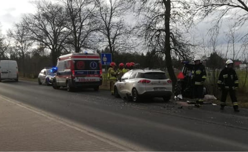 Wypadek w Starej Gadce. Samochód osobowy zderzył się z ciągnikiem ZDJĘCIA