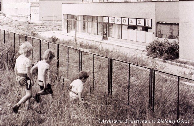 Dokąd się biegło ze swoją bandą w Zielonej Górze? Dorośli pamiętają te miejsca, których próżno dzisiaj szukać. Zobacz zdjęcia Czesława Łuniewicza, które ma w zasobach Archiwum Państwowe w Zielonej Górze >>>