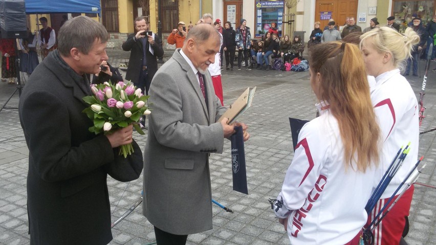 Złote medalistki Halowych Mistrzostw Europy w Łucznictwie powitane na żywieckim rynku ZDJĘCIA