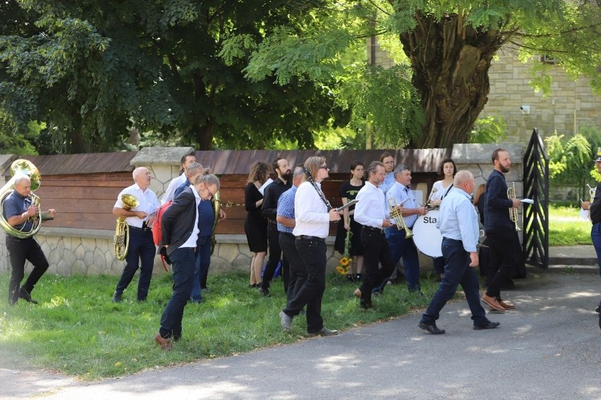 Wzruszające ostatnie pożegnanie Stanisława Witkowskiego, wybitnego muzyka ludowego. Pogrzeb w parafii Gierczyce