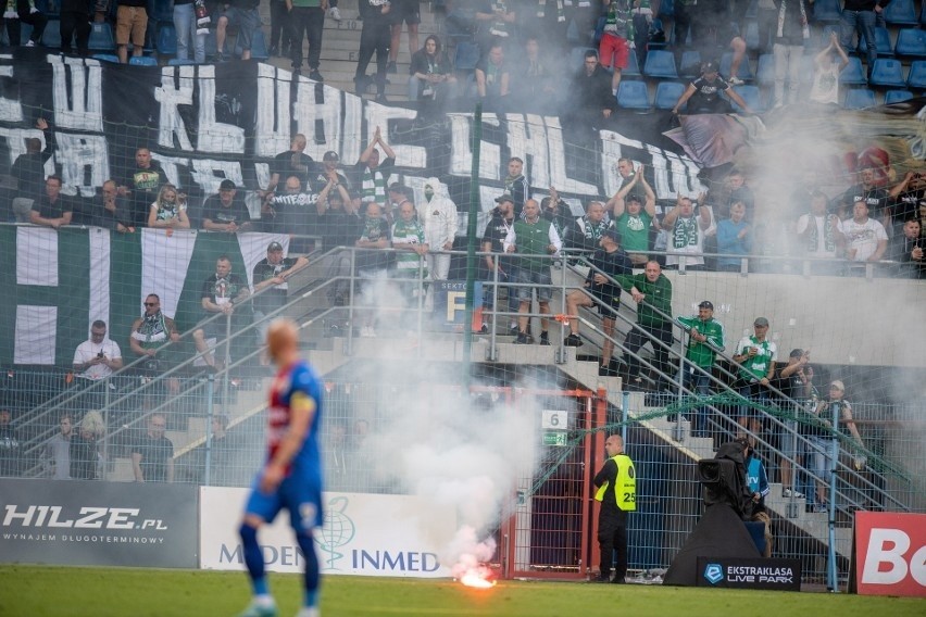 Lechia Gdańsk ukarana za wydarzenia podczas ostatniej kolejce w Gliwicach. Ucierpią kibice, klub zapłaci 100 tys. złotych