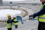 Stadion Śląski na finiszu. Montują krzesełka. Wszystkie niebieskie [WIDEO]