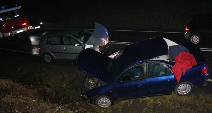 Chełm. Czołowo zderzyły się dwa auta. Dwie osoby w szpitalu