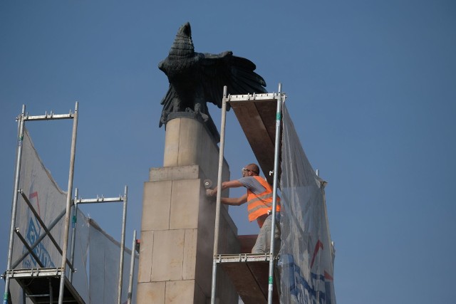 Trwa remont pomnika Orląt Przemyskich w Przemyślu, który upamiętnia młodych polskich obrońców miasta przed Ukraińcami i Rosjanami w latach 1918-1921. Monument wzniesiono w latach 1937-1938. W nocy z 23 na 24 kwietnia 1940 r. został poważnie uszkodzony przez nacjonalistów ukraińskich. Następnie z ich inicjatywy rozebrany. 11 listopada 1994 r. uroczyście odsłonięto odbudowany pomnik. Przy pomniku wykonanych zostanie szereg prac mających na celu remont i konserwację zarówno elementów kamiennych, jak i metalowych: liter z brązu, figur orła i młodzieńca oraz zniczy.  Remont zostanie zakończony jeszcze przed październikowo-listopadowymi uroczystościami z okazji 100-lecia niepodległości Polski. Pieniądze na ten cel przeznaczył IPN – Komisja Ścigania Zbrodni przeciwko Narodowi Polskiemu i przemyski magistrat\W Przemyślu uruchomiono pierwsze w tym mieście aktywne przejście dla pieszych