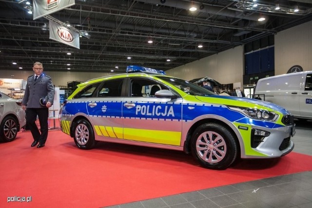 Nowe malowanie i nowe radiowozy polskiej policji.