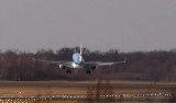 Tak samoloty lądują we Wrocławiu podczas wichury [FILM] 
