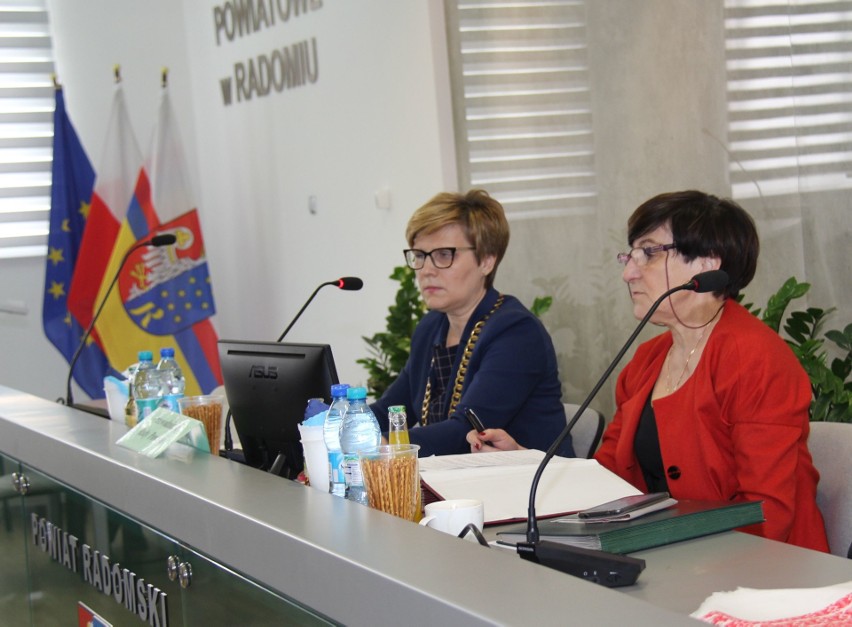 Marcowa sesja Rady Powiatu w Radomiu z pomiarem temperatury. Oddział ginekologiczno – położniczy szpitala w Pionkach kończy działalność