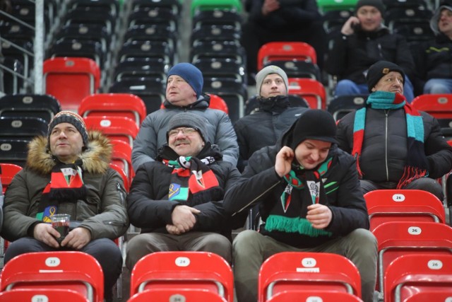 11.03.2022. Kibice na meczu GKS Tychy - Zagłębie Sosnowiec.  Zobacz kolejne zdjęcia. Przesuwaj zdjęcia w prawo - naciśnij strzałkę lub przycisk NASTĘPNE