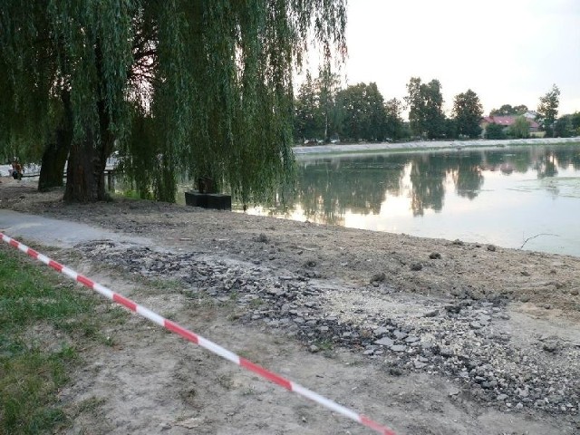Brzegi stawu w Słupi teraz zostały wzmocnione betonowymi płytami ażurowymi. To rozwiązanie zapewne będzie znacznie trwalsze niż dotychczasowe. 	