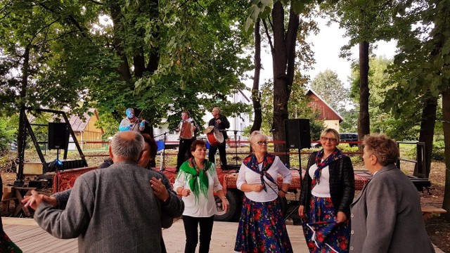 Taneczno – muzyczne wydarzenie miało na celu przypomnieć jak dawniej wyglądały potańcówki organizowane w małych miejscowościach.