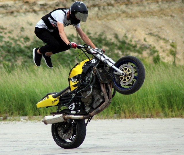 „Wheelie”: efektowna jazda na tylnym kole - to jeden z flagowych elementów motocyklowej rewii stuntu. Karol Borto ćwiczył z pasją tę „perełkę” podczas ostatnich treningów na placyku koło Wiślicy.