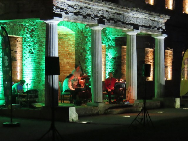 Koncert "Żydowski szmonces" zagrało trio w składzie Jakub Kotowski - skrzypce, Bartłomiej Stankowiak - instrument klawiszowy i Janusz Lewandowski - kontrabas.