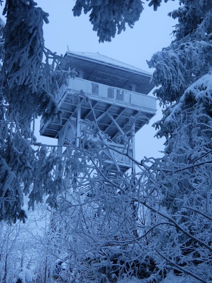 Wieża na Mogielicy w zimowej aurze