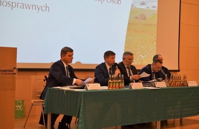Z inicjatywą powołania Młodzieżowego Sejmiku wystąpił przewodniczący regionalnego parlamentu - Arkadiusz Bąk (drugi z lewej).