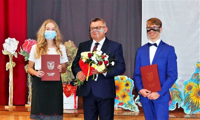 Wójt Grębowa Kazimierz Skóra co roku nagradza stypendiami najlepszych uczniów liceum. W październiku otrzymało je 36 osób.