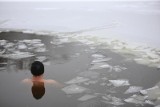 Wypadek podczas morsowania w Kujawsko-Pomorskiem. Mors w Urszulewie próbował przepłynąć pod lodem. Zmarł