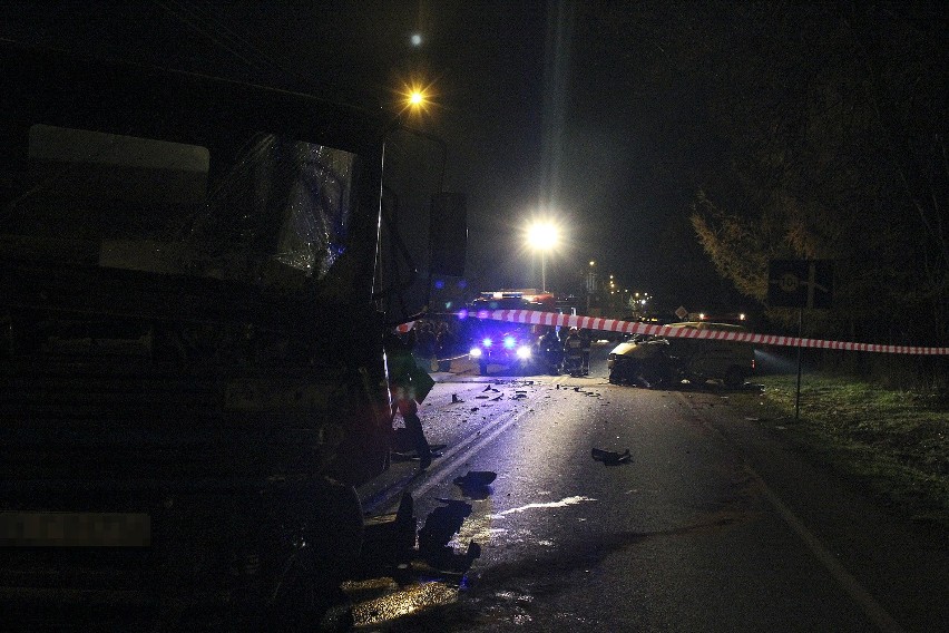 Śmiertelny wypadek w Brzezinach. Volkswagen zderzył się czołowo z tirem [ZDJĘCIA+FILM]