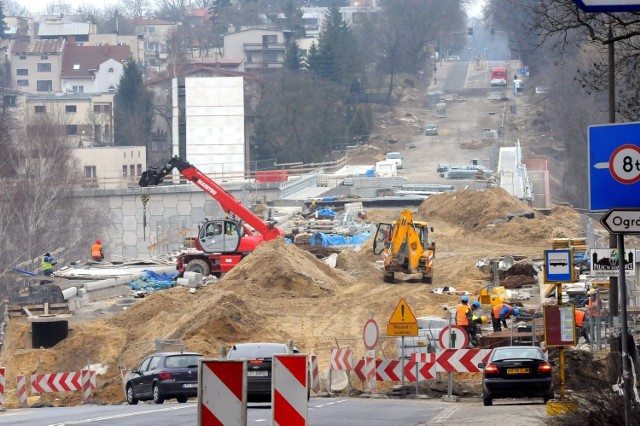 Od soboty zmieni się organizacja ruchu na al. Warszawskiej w rejonie budowanego wiaduktu