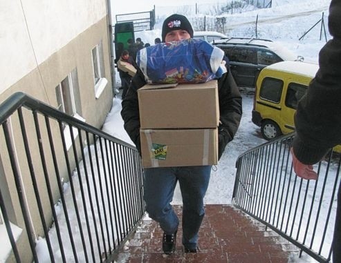 Paczki z żywnością, odzieżą i artykułami chemicznymi kibice dostarczyli do Nieławic w sobotę przed świętami