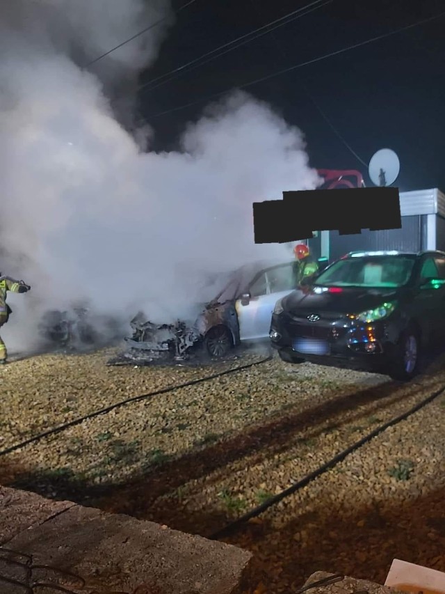 Ogień zniszczył dwa pojazdy. Do pożaru doszło nocą 1 listopada w Przebieczanach koło Wieliczki