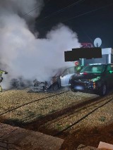 Nocny pożar samochodów w Przebieczanach koło Wieliczki. Ogień zniszczył dwa pojazdy 