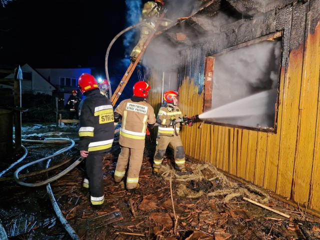 W działaniach gaśniczych brali udział strażacy z JRG 1 i JRG 2 Tarnów oraz druhowie OSP Tarnów-Rzędzin