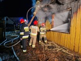 Pożar domu przy ul. Zagumnie w Tarnowie. Kilka zastępów straży pożarnej w akcji. Jedna osoba ranna. Mamy zdjęcia z działań gaśniczych!