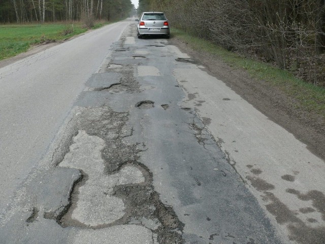 Droga Mieczyn - Występy będzie łatana w pierwszej kolejności. Ponad 3-kilometrowy odcinek jest w fatalnym stanie.