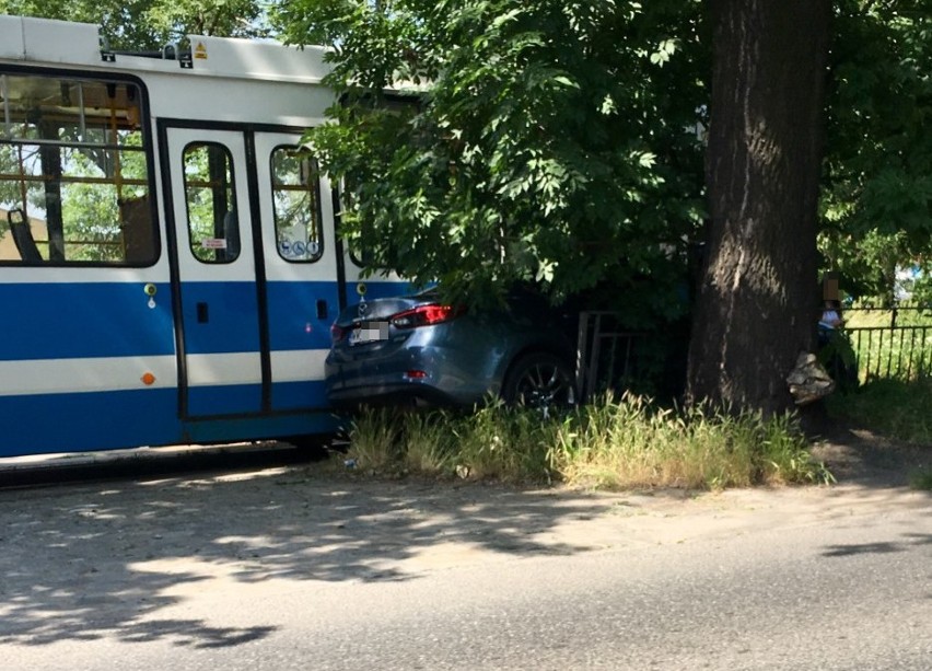 Wypadek na Opolskiej. Samochód zaklinował się między tramwajem i drzewem