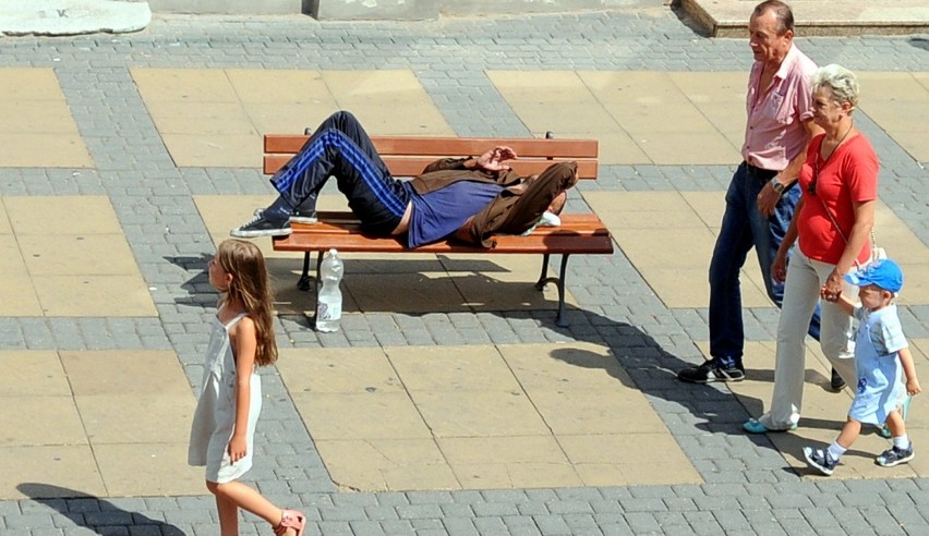 W centrum Lublina śpią na ławkach, piją i zaczepiają