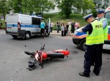 Poważny wypadek w Świeciu. Motocyklista przeleciał nad autem