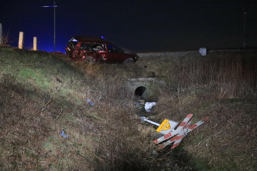 Wypadek Ukraińca na przejeździe kolejowym. Wjechał pod lokomotywę w pobliżu Wrocławia (ZDJĘCIA)