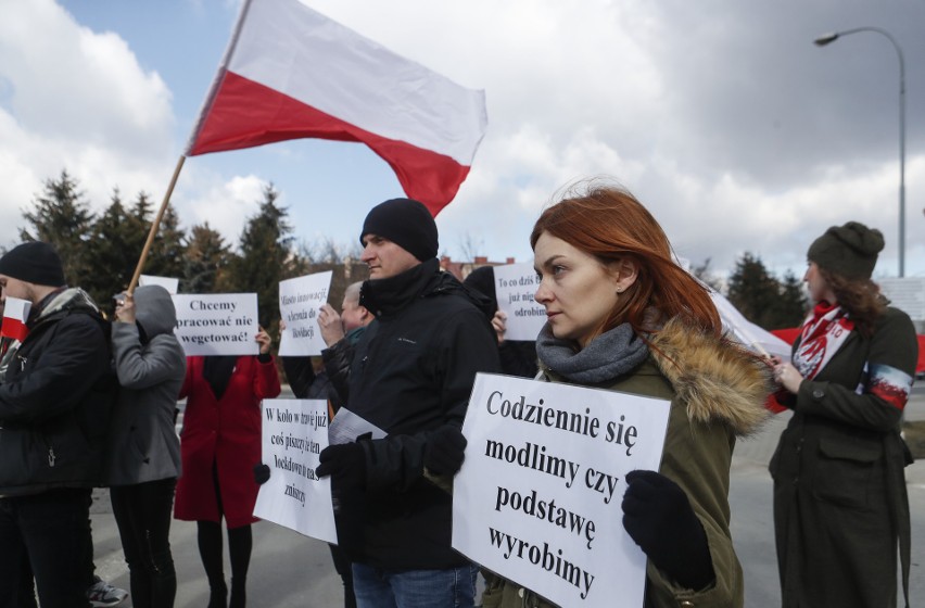 Rzeszowscy taksówkarze protestują przeciwko obostrzeniom!...