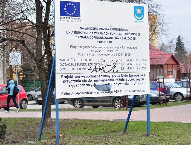 Tablica informująca o sztandarowej inwestycji Tarnobrzeskich Wodociągów na placu Antoniego Surowieckiego w Tarnobrzegu jest notorycznie niszczona przez wandali.