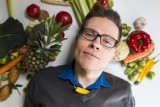 Rozmawiamy z autorem "vege kryminału" Mikołajem Marcelą. Dzięki warzywom zmienił styl życia i napisał o nich książkę!