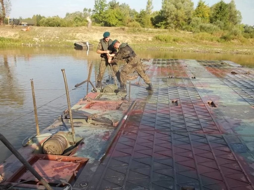Żołnierze zbudowali most na Bugu na Europejskie Dni Dobrosąsiedztwa