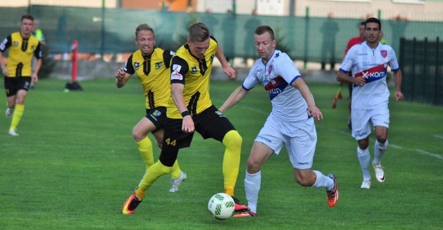 Piłkarze Siarki Tarnobrzeg (żółto-czarne koszulki) nie zawiedli kibiców pokonując rywali z Bytomia.   