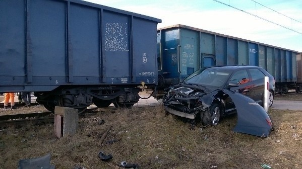 Dramat na przejeździe kolejowym w gminie Gnojno. Audi kontra 41 wagonów [ZDJĘCIA]