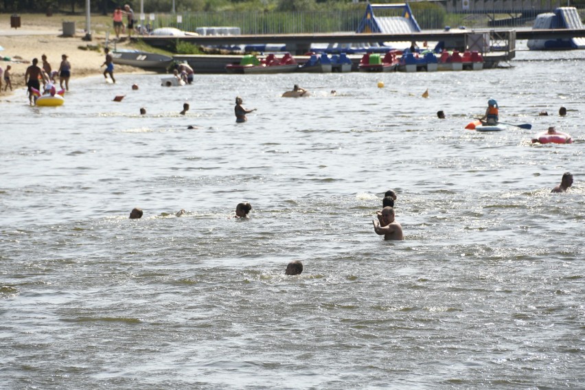 Tłumy ludzi na kąpielisku w Łabędziowie koło Morawicy. Zobaczcie jak wypoczywali w niedzielę [ZDJĘCIA]