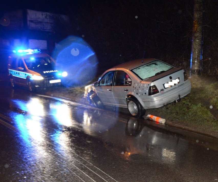 W Przeworsku pijany 34-letni kierowca volkswagena uderzył w słupki odgradzające jezdnię od chodnika [ZDJĘCIA]