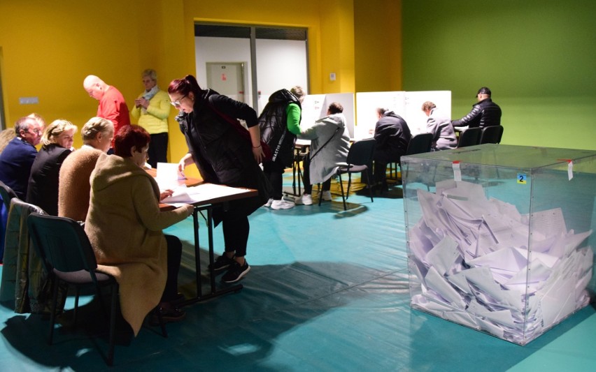 Mieszkańcy Tarnobrzega tłumnie głosowali do ostatnich chwil. Rekordowe zainteresowanie wyborami 2023. Zobacz nowe zdjęcia z komisji!