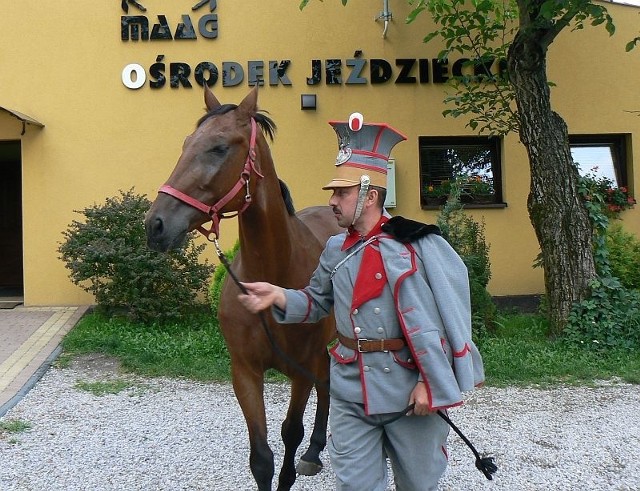 Wachmistrz Maciej Pająk w historycznym mundurze "beliniaka&#8221; wraz z "Wiarusem&#8221; Waldemara Głowackiego.