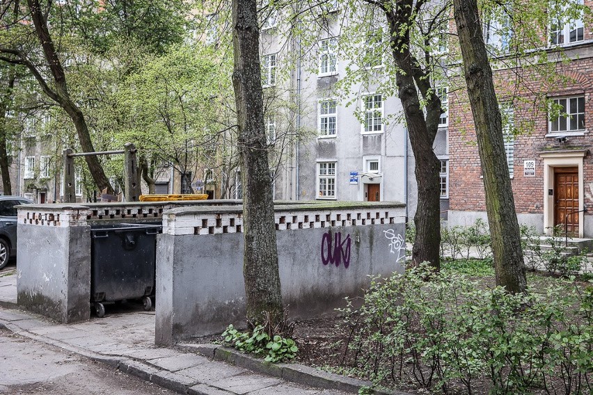 Interwencja mieszkańców Głównego Miasta w Gdańsku. Czekają na ogrodzenie terenu, wcześniej ukarano ich za niesegregowanie śmieci