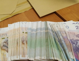 Oszustwo na blika. Zamaskowany mężczyzna wypłacał pieniądze w bankomacie