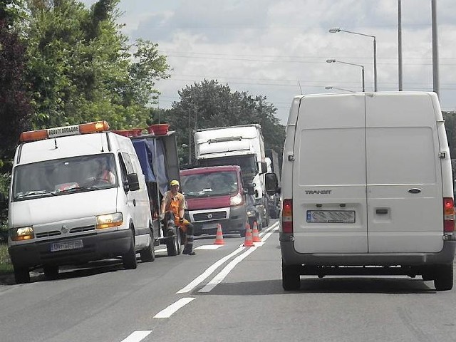 Na drogach można spotkać ekipy malujące pasy. Odradzamy slalom między rozstawionymi pachołkami